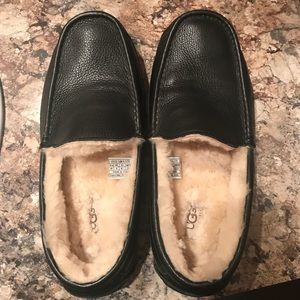 UGG•Australia Black Men’s Ascot Leather slippers